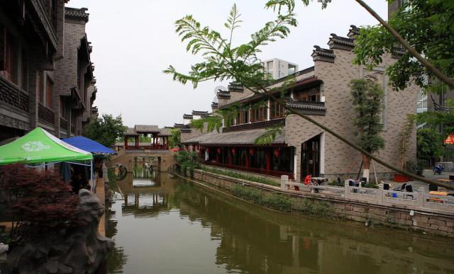 雨衣男强行与前妻发生性关系后潜逃，该男子的行为在法律中如何定性？游戏画面